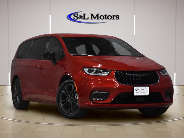2026 Chrysler Pacifica Select's photo