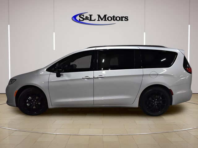 2026 Chrysler Pacifica Select's photo