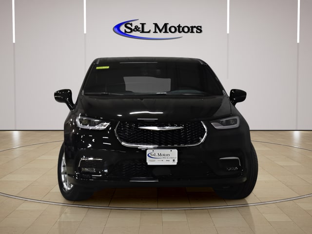 2026 Chrysler Pacifica Select's photo