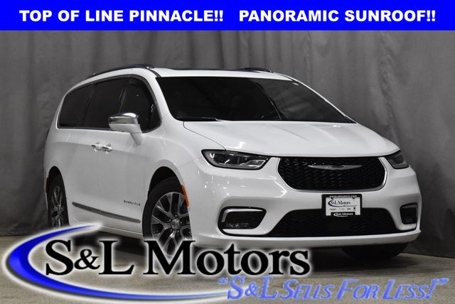 2022 Chrysler Pacifica Hybrid Pinnacle Hybrid's photo
