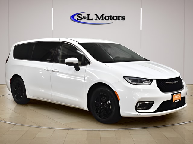 2023 Chrysler Pacifica Touring L's photo