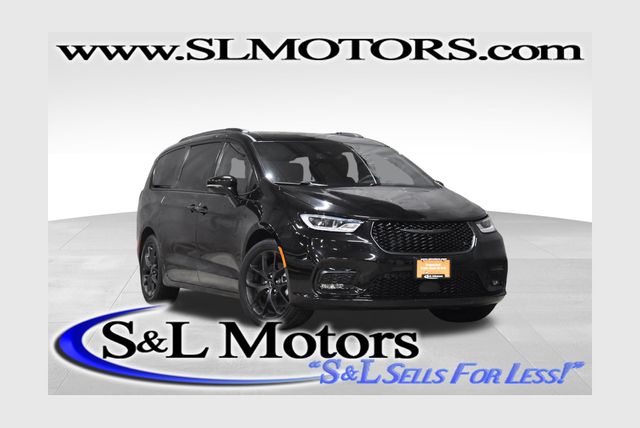 2022 Chrysler Pacifica Touring L's photo