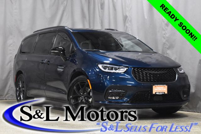 2025 Chrysler Pacifica Limited's photo
