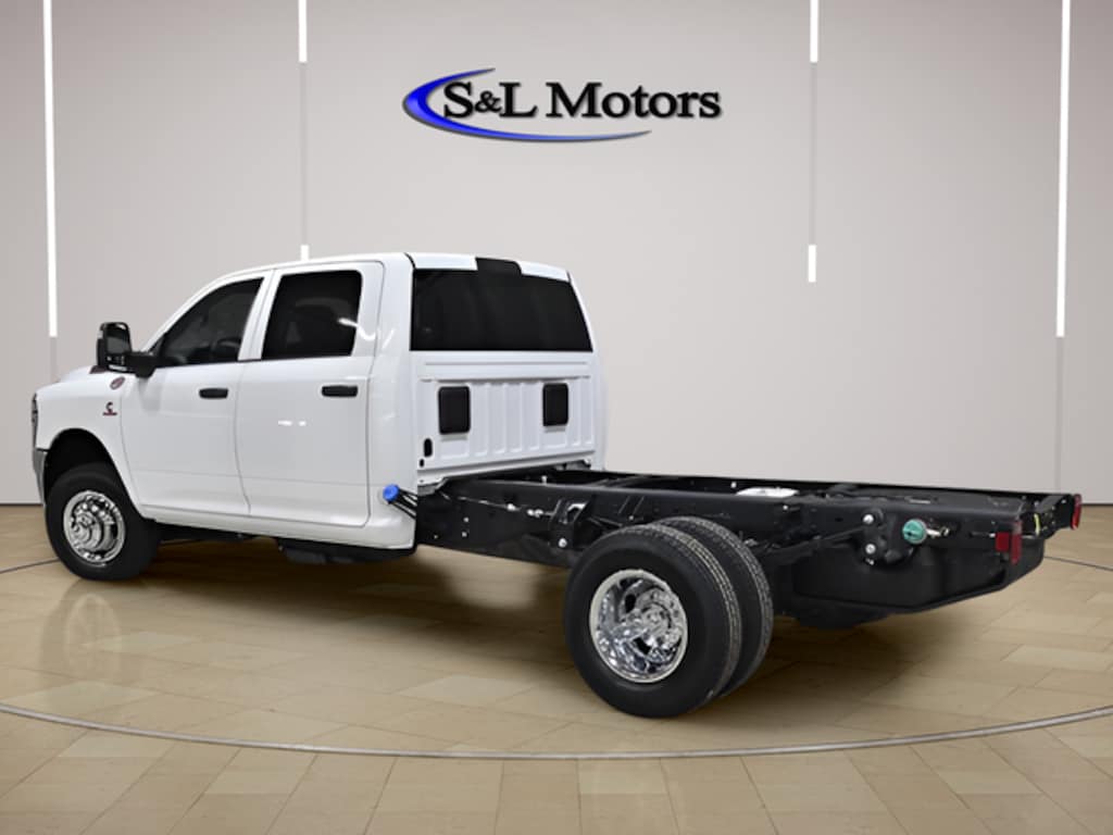 New 2026 Ram 3500 Chassis Cab TRADESMAN CREW 4X4 60' CA Pickup