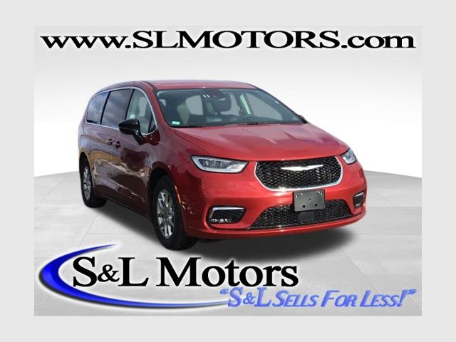 2024 Chrysler Pacifica Touring L's photo