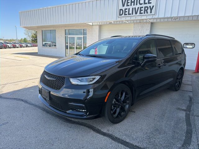 2023 Chrysler Pacifica Touring L's photo