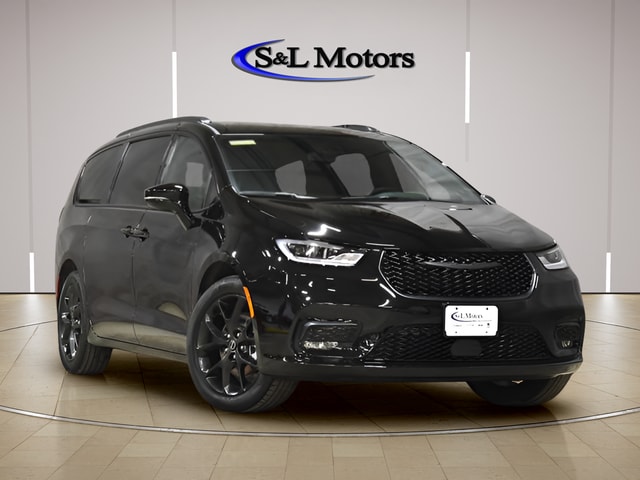2026 Chrysler Pacifica Select's photo