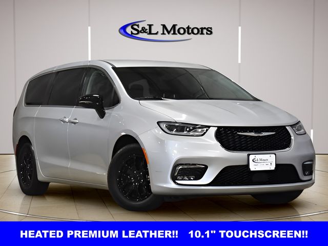 2024 Chrysler Pacifica Touring L's photo