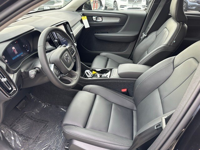 2025 Volvo XC40 Plus photo 2
