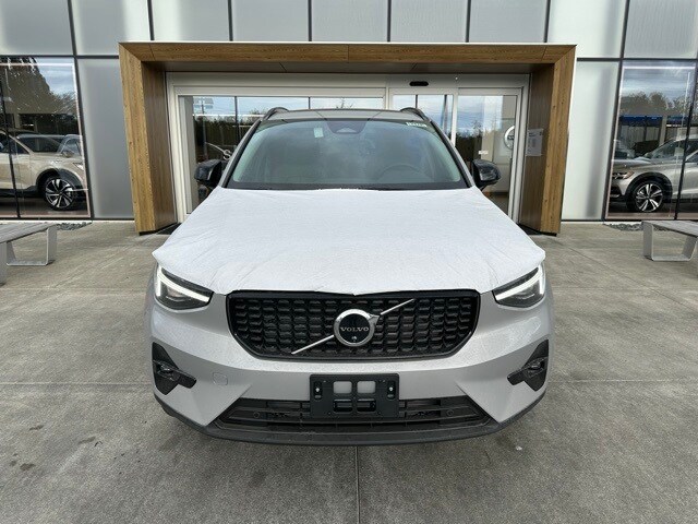 2025 Volvo XC40 photo 3