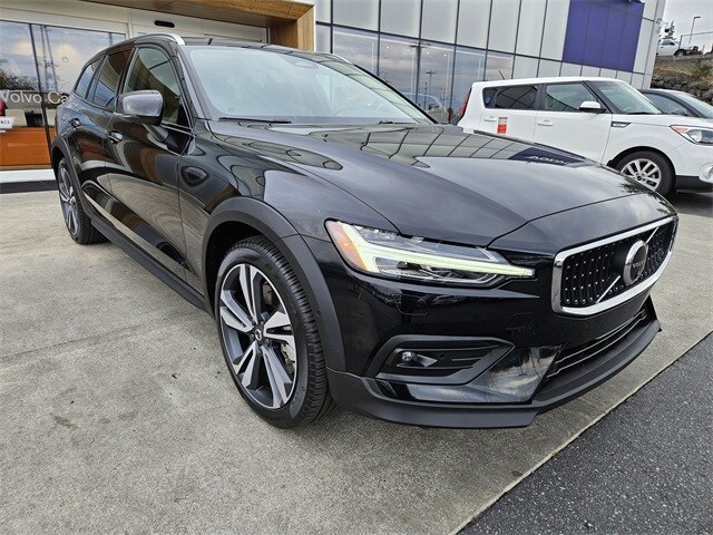 2025 Volvo V60 Plus photo 2