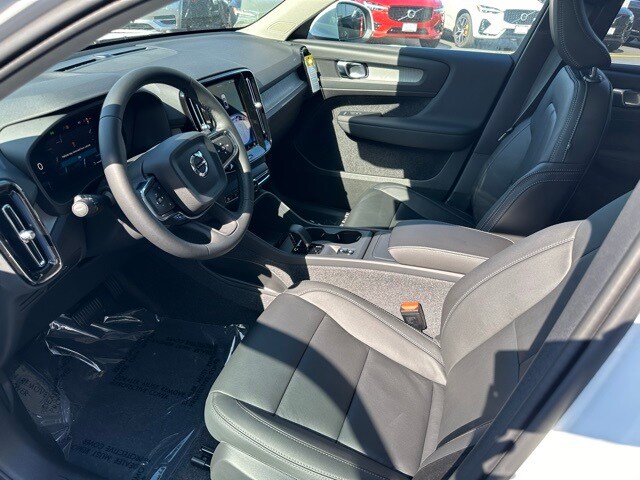 2025 Volvo XC40 Core photo 2