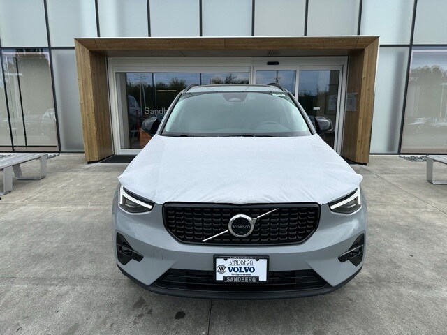 2026 Volvo XC40 Plus photo 3