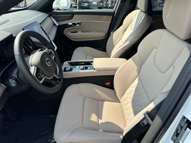 2025 Volvo XC90 B5 Plus photo 2