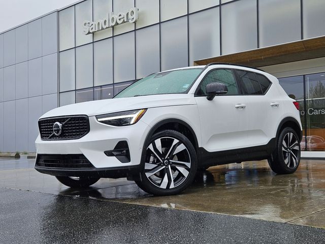2024 Volvo XC40 B5 Plus Dark AWD's photo