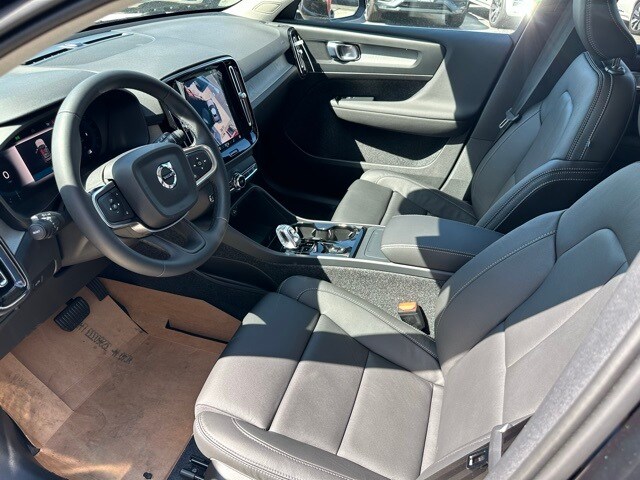 2025 Volvo XC40 Plus photo 2