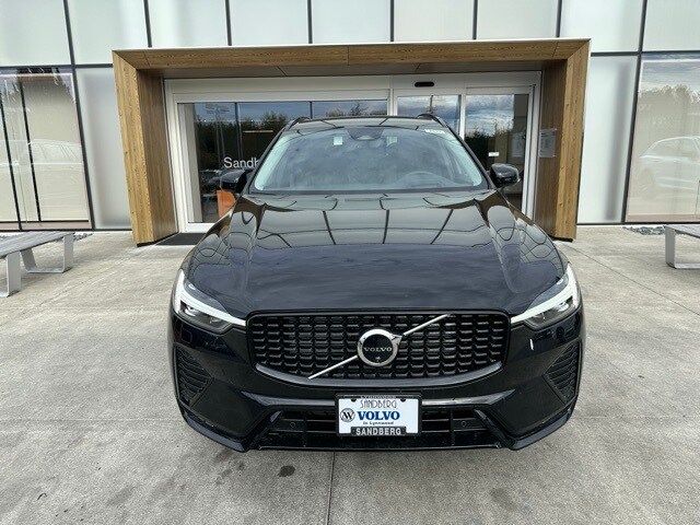 2025 Volvo XC60 B5 photo 2