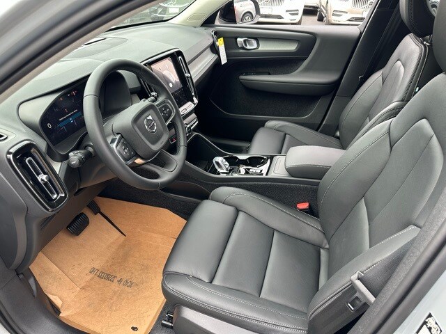 2026 Volvo XC40 Plus photo 2