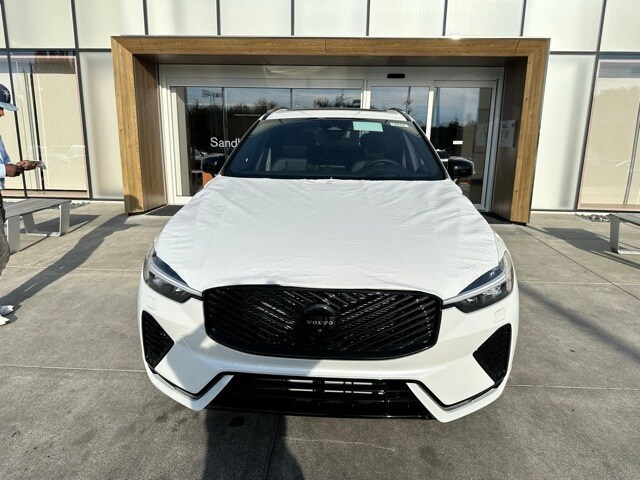 2026 Volvo XC60 Hybrid T8 Black Edition photo 3
