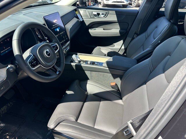 2026 Volvo XC60 B5 photo 2