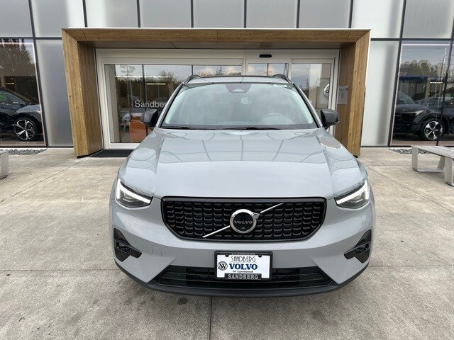 2026 Volvo XC40 Plus photo 3