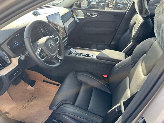 2026 Volvo XC60 Hybrid T8 photo 2