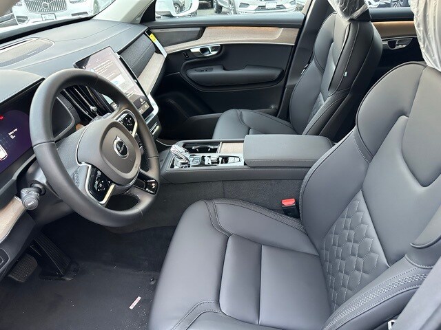2025 Volvo XC90 T8 Plus photo 2
