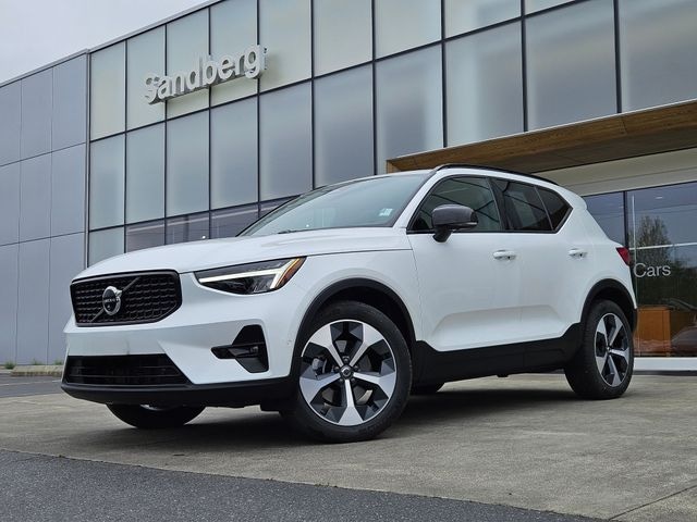 2025 Volvo XC40 B5 Plus Dark Theme SUV