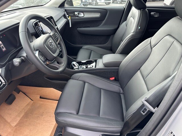 2025 Volvo XC40 photo 2