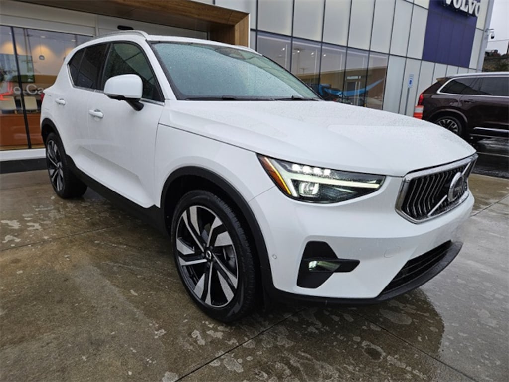 Certified 2024 Volvo XC40 B5 Ultimate Bright SUV