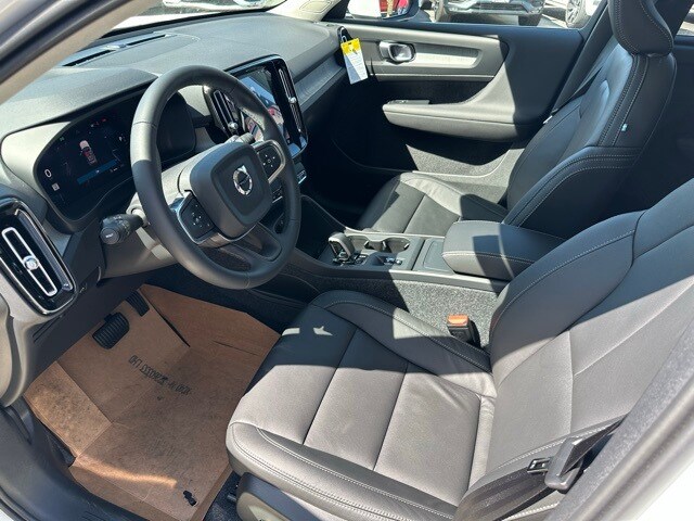 2025 Volvo XC40 Core photo 2