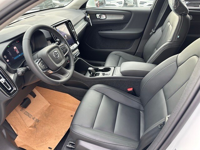 2025 Volvo XC40 Core photo 2