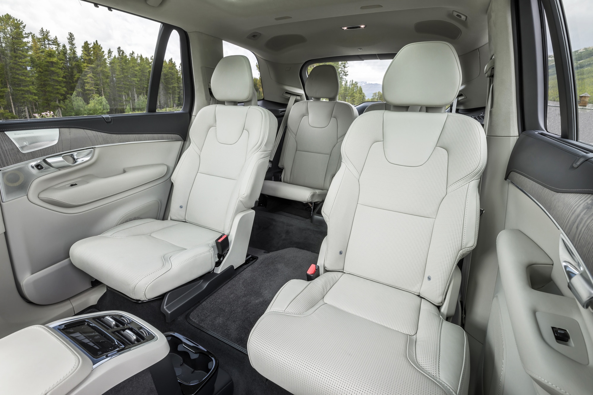 XC90 Adjusting the head restraints in the second seat row