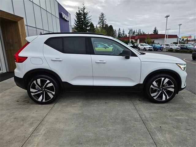 2025 Volvo XC40 Plus photo 3