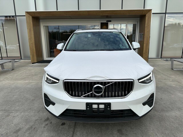 2025 Volvo XC40 Core photo 3