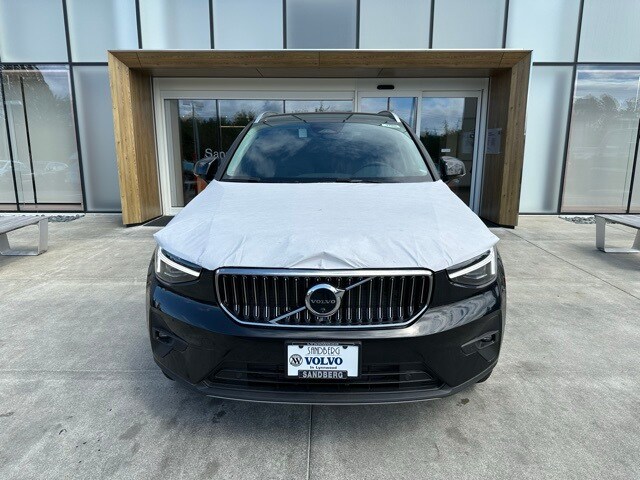 2025 Volvo XC40 photo 2