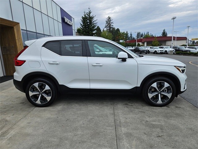 2024 Volvo XC40 Plus photo 4