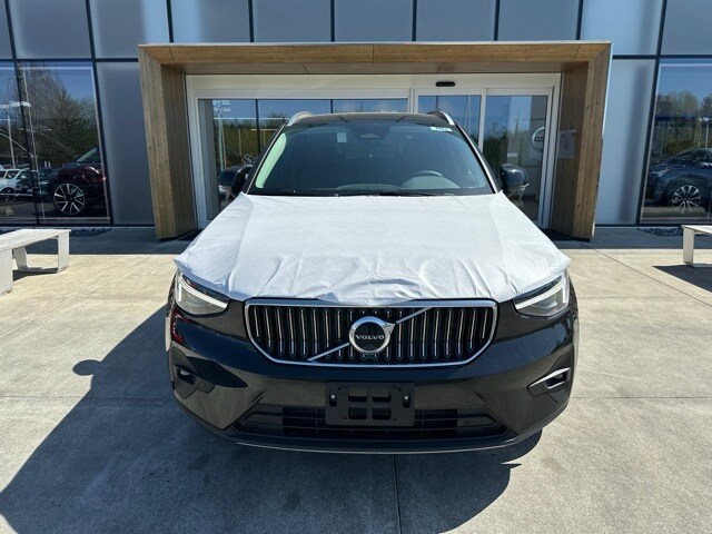 2025 Volvo XC40 Plus photo 3