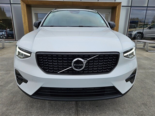 2023 Volvo XC40 AWD Ultimate photo 2