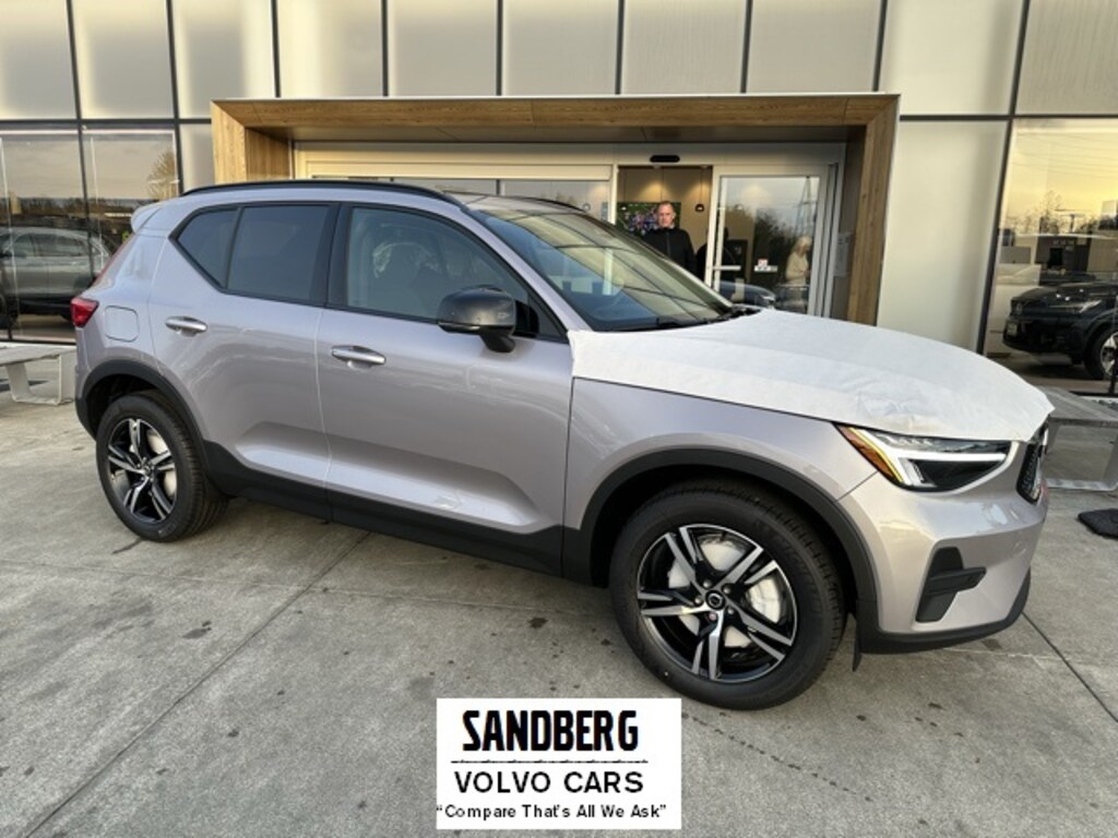 New 2026 Volvo XC40 B5 Core SUV