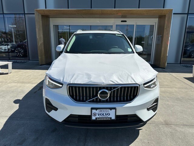 2025 Volvo XC40 Core photo 3