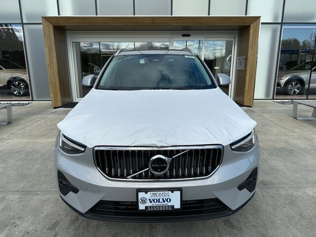 2025 Volvo XC40 photo 2