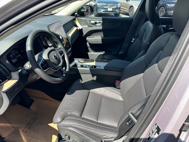 2026 Volvo XC60 B5 photo 2