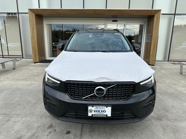 2025 Volvo XC40 Plus photo 2