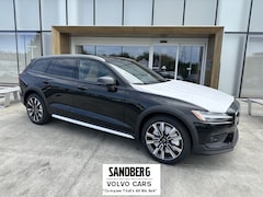 2026 Volvo V60 Cross Country B5 Ultra Wagon