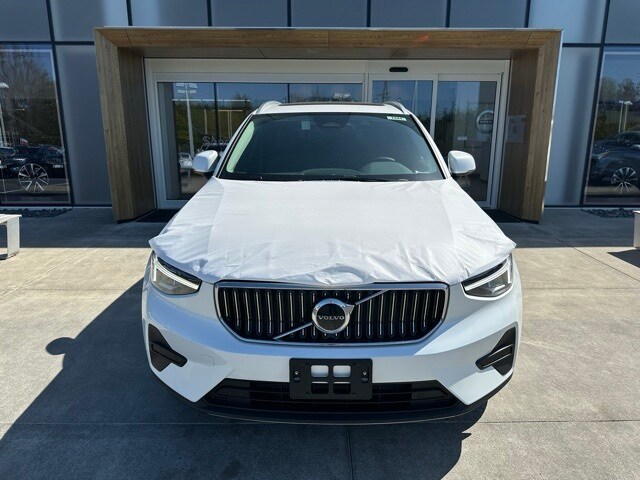 2025 Volvo XC40 Core photo 3