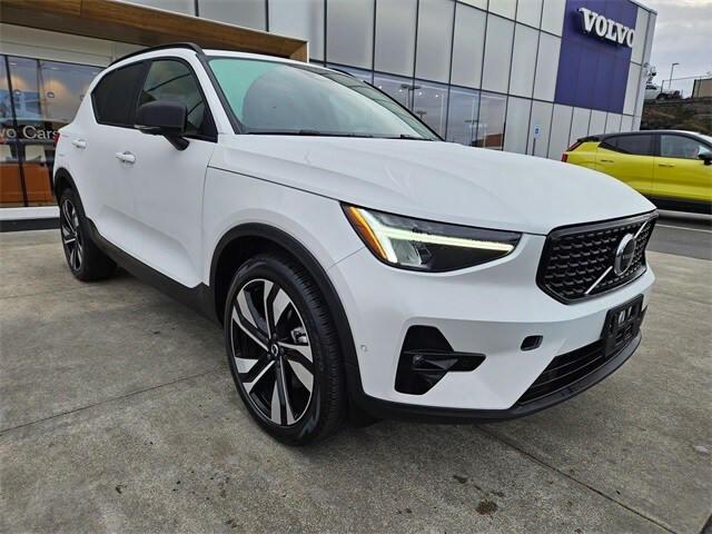 2025 Volvo XC40 Plus photo 2