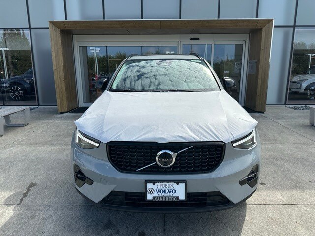 2026 Volvo XC40 Plus photo 2
