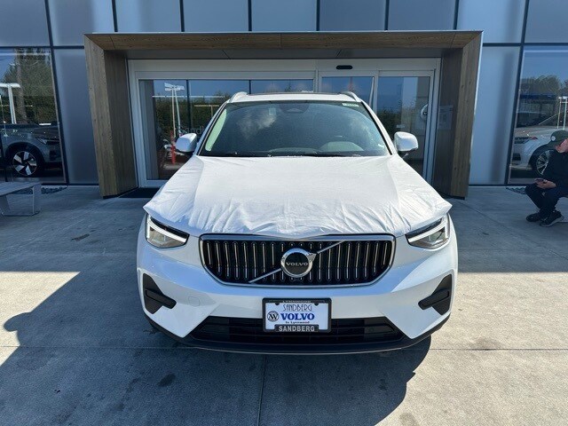 2025 Volvo XC40 Core photo 3