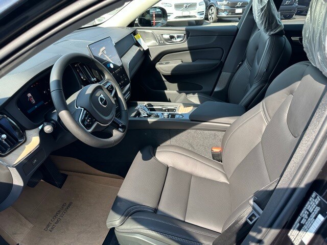 2026 Volvo XC60 B5 photo 2